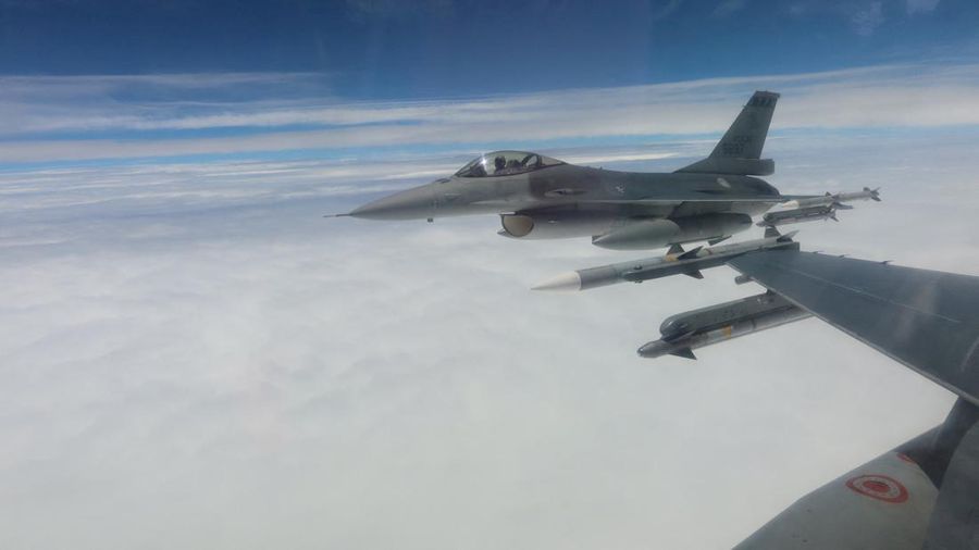 Pesawat F-16 Angkatan Udara Taiwan terbang selama misi patroli di lokasi yang dirahasiakan di Taiwan dalam gambar selebaran ini diambil pada 23 Mei 2024, dirilis pada 24 Mei 2024. (VIA REUTERS/TAIWAN DEFENCE MINISTRY)