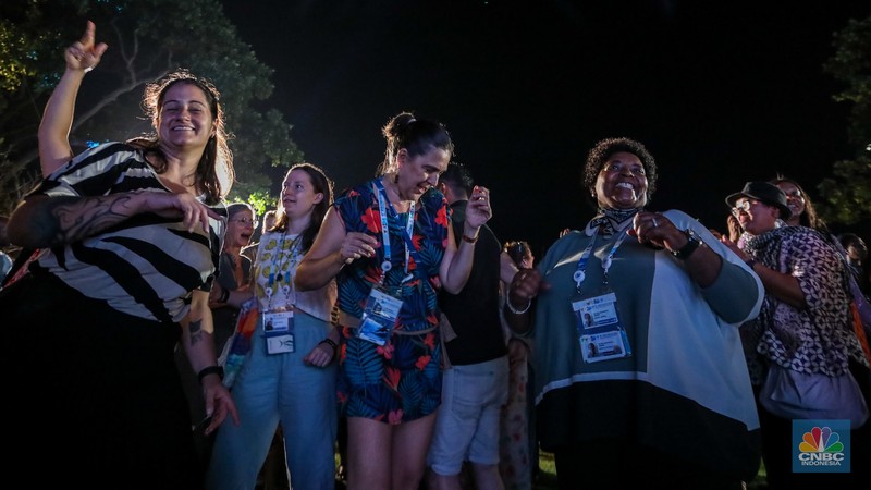 Menteri Pekerjaan Umum dan Perumahan Rakyat (PUPR) Basuki Hadimuljono (kanan) dan Presiden World Water Council, Loic Fauchon (kiri) saat menghadiri Malam Budaya (Cultural Night) World Water Forum ke-10 di Taman Bhagawan, Nusa Dua, Badung, Bali, Jumat (24/5/2024). (CNBC Indonesia/Faisal Rahman)
