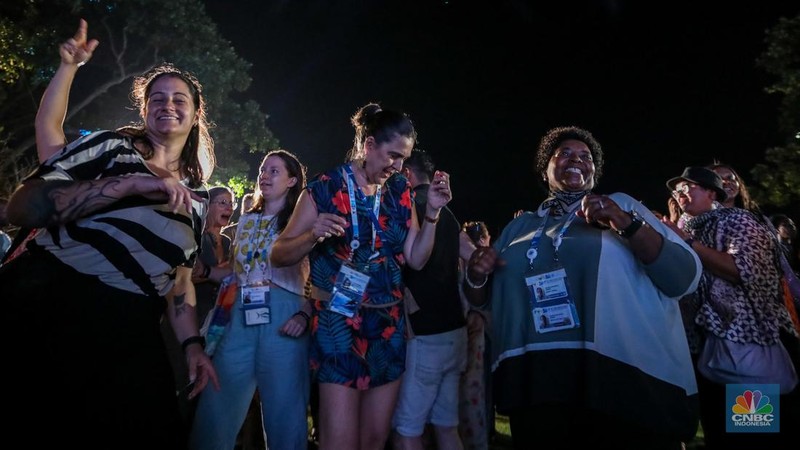 Menteri Pekerjaan Umum dan Perumahan Rakyat (PUPR) Basuki Hadimuljono (kanan) dan Presiden World Water Council, Loic Fauchon (kiri) saat menghadiri Malam Budaya (Cultural Night) World Water Forum ke-10 di Taman Bhagawan, Nusa Dua, Badung, Bali, Jumat (24/5/2024). (CNBC Indonesia/Faisal Rahman)