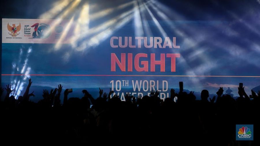 Menteri Pekerjaan Umum dan Perumahan Rakyat (PUPR) Basuki Hadimuljono (kanan) dan Presiden World Water Council, Loic Fauchon (kiri) saat menghadiri Malam Budaya (Cultural Night) World Water Forum ke-10 di Taman Bhagawan, Nusa Dua, Badung, Bali, Jumat (24/5/2024). (CNBC Indonesia/Faisal Rahman)