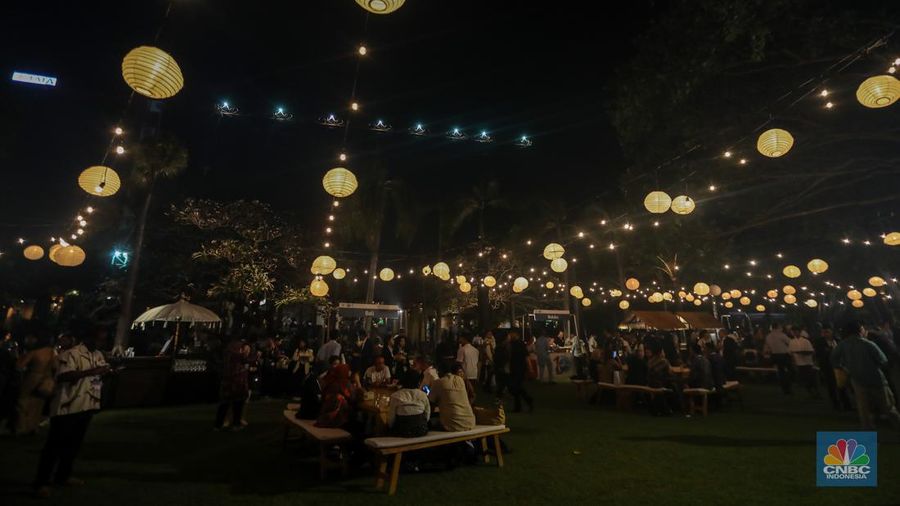 Menteri Pekerjaan Umum dan Perumahan Rakyat (PUPR) Basuki Hadimuljono (kanan) dan Presiden World Water Council, Loic Fauchon (kiri) saat menghadiri Malam Budaya (Cultural Night) World Water Forum ke-10 di Taman Bhagawan, Nusa Dua, Badung, Bali, Jumat (24/5/2024). (CNBC Indonesia/Faisal Rahman)