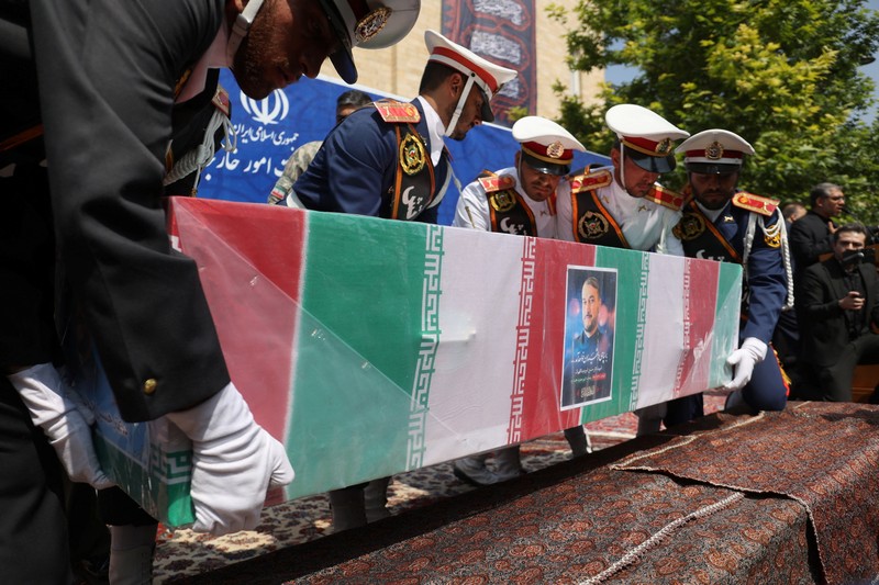 Para pelayat menghadiri upacara pemakaman mendiang Presiden Iran Ebrahim Raisi di Mashhad, Iran, 23 Mei 2024. (via REUTERS/Majid Asgaripour)