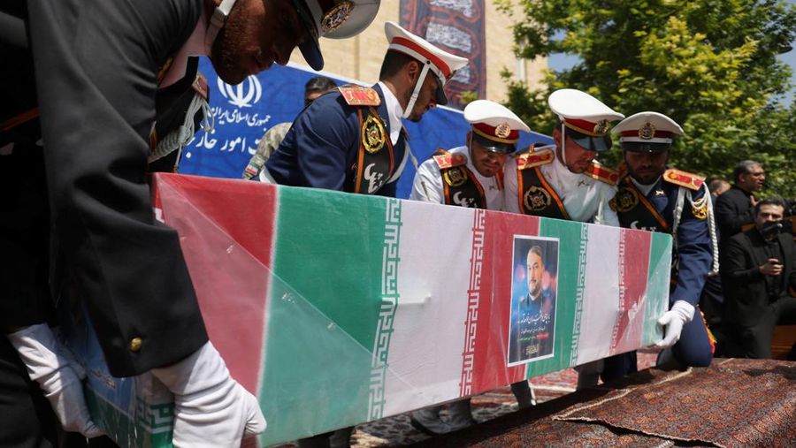 Para pelayat menghadiri upacara pemakaman mendiang Presiden Iran Ebrahim Raisi di Mashhad, Iran, 23 Mei 2024. (via REUTERS/Majid Asgaripour)