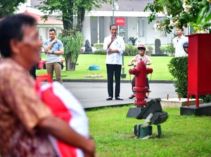 Ditemani Jan Ethes, Jokowi Bagi-bagi Sembako di Istana Yogyakarta