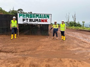 Komunitas Milenial Belajar Tanam Bibit Pohon Sengon di Morowali Utara