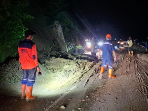 Hujan Deras, Tanah Longsor Tutup Jalur Wisata SSB di Boyolali