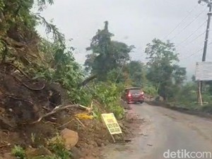 Jalan Poros Maros-Bone di Tompo Ladang Buka Tutup Imbas Longsor Batu