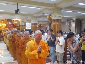 Umat Buddha di Wihara Ekayana Arama Khusyuk Meditasi Saat Detik-detik Waisak