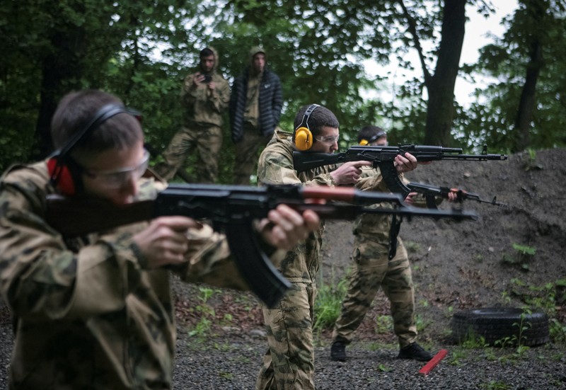 Anak-anak sekolah di kota Vladikavkaz, Ossetia Utara, Rusia mengikuti kelas pelatihan dasar militer. (REUTERS/Kazbek Basayev) Anak-anak sekolah di kota Vladikavkaz, Ossetia Utara, Rusia mengikuti kelas pelatihan dasar militer. (REUTERS/Kazbek Basayev)