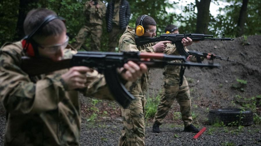 Anak-anak sekolah di kota Vladikavkaz, Ossetia Utara, Rusia mengikuti kelas pelatihan dasar militer. (REUTERS/Kazbek Basayev)