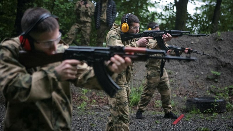Anak-anak sekolah di kota Vladikavkaz, Ossetia Utara, Rusia mengikuti kelas pelatihan dasar militer. (REUTERS/Kazbek Basayev)