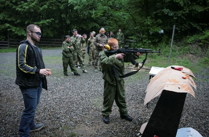 Anak-anak sekolah di kota Vladikavkaz, Ossetia Utara, Rusia mengikuti kelas pelatihan dasar militer. (REUTERS/Kazbek Basayev) Anak-anak sekolah di kota Vladikavkaz, Ossetia Utara, Rusia mengikuti kelas pelatihan dasar militer. (REUTERS/Kazbek Basayev)