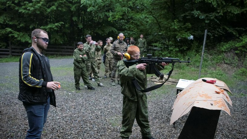 Anak-anak sekolah di kota Vladikavkaz, Ossetia Utara, Rusia mengikuti kelas pelatihan dasar militer. (REUTERS/Kazbek Basayev)