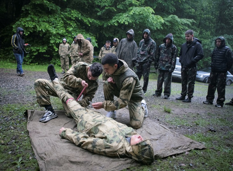 Anak-anak sekolah di kota Vladikavkaz, Ossetia Utara, Rusia mengikuti kelas pelatihan dasar militer. (REUTERS/Kazbek Basayev) Anak-anak sekolah di kota Vladikavkaz, Ossetia Utara, Rusia mengikuti kelas pelatihan dasar militer. (REUTERS/Kazbek Basayev)