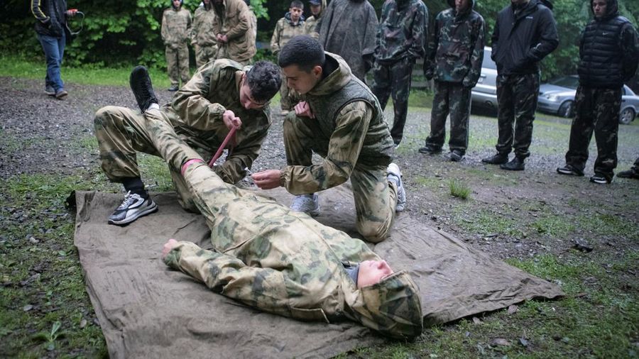 Anak-anak sekolah di kota Vladikavkaz, Ossetia Utara, Rusia mengikuti kelas pelatihan dasar militer. (REUTERS/Kazbek Basayev)