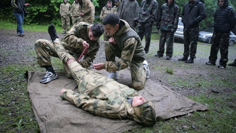 Anak-anak sekolah di kota Vladikavkaz, Ossetia Utara, Rusia mengikuti kelas pelatihan dasar militer. (REUTERS/Kazbek Basayev)