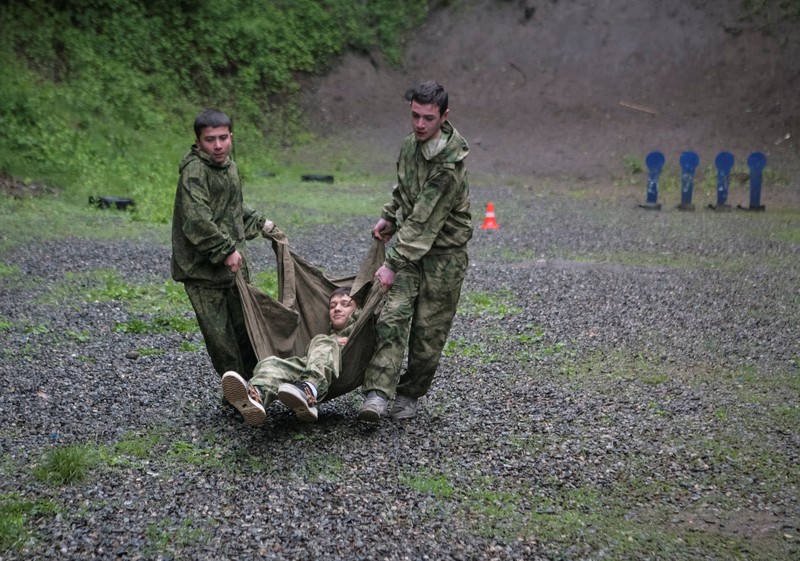 Anak-anak sekolah di kota Vladikavkaz, Ossetia Utara, Rusia mengikuti kelas pelatihan dasar militer. (REUTERS/Kazbek Basayev) Anak-anak sekolah di kota Vladikavkaz, Ossetia Utara, Rusia mengikuti kelas pelatihan dasar militer. (REUTERS/Kazbek Basayev)