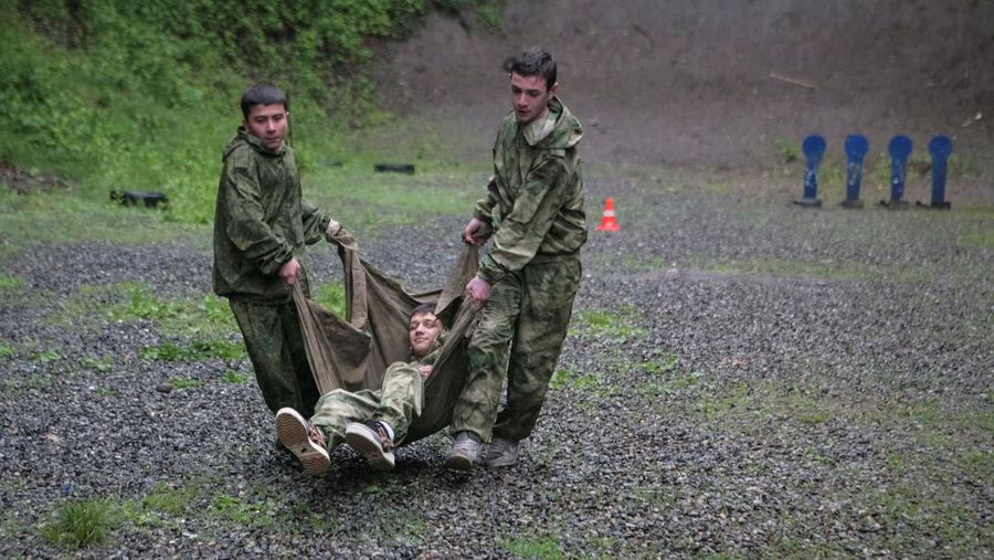 Anak-anak sekolah di kota Vladikavkaz, Ossetia Utara, Rusia mengikuti kelas pelatihan dasar militer. (REUTERS/Kazbek Basayev)