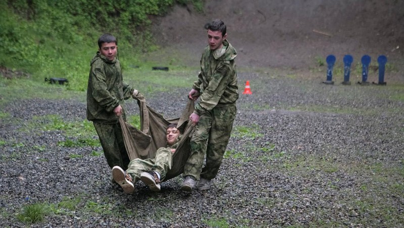 Anak-anak sekolah di kota Vladikavkaz, Ossetia Utara, Rusia mengikuti kelas pelatihan dasar militer. (REUTERS/Kazbek Basayev)