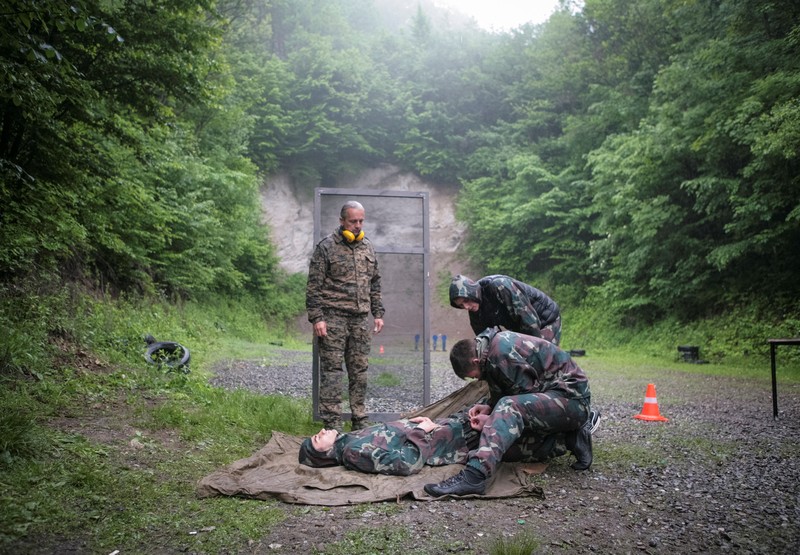 Anak-anak sekolah di kota Vladikavkaz, Ossetia Utara, Rusia mengikuti kelas pelatihan dasar militer. (REUTERS/Kazbek Basayev) Anak-anak sekolah di kota Vladikavkaz, Ossetia Utara, Rusia mengikuti kelas pelatihan dasar militer. (REUTERS/Kazbek Basayev)