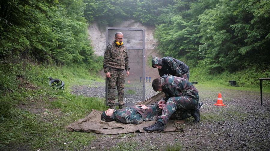 Anak-anak sekolah di kota Vladikavkaz, Ossetia Utara, Rusia mengikuti kelas pelatihan dasar militer. (REUTERS/Kazbek Basayev)