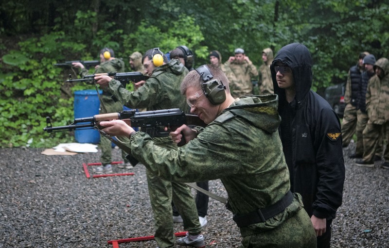 Anak-anak sekolah di kota Vladikavkaz, Ossetia Utara, Rusia mengikuti kelas pelatihan dasar militer. (REUTERS/Kazbek Basayev) Anak-anak sekolah di kota Vladikavkaz, Ossetia Utara, Rusia mengikuti kelas pelatihan dasar militer. (REUTERS/Kazbek Basayev)