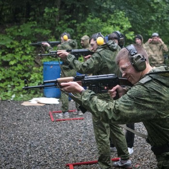 Siswa Sekolah di Rusia Jalani Pelatihan Militer untuk Perang