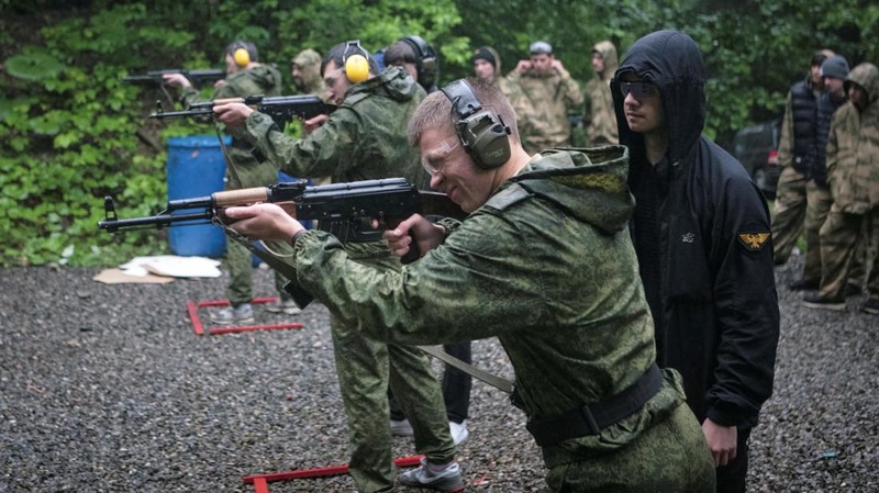 Anak-anak sekolah di kota Vladikavkaz, Ossetia Utara, Rusia mengikuti kelas pelatihan dasar militer. (REUTERS/Kazbek Basayev)