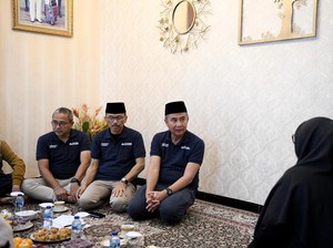 Pj Gubernur Jabar Takziah ke Rumah Duka Eks Bupati Kuningan Acep Purnama