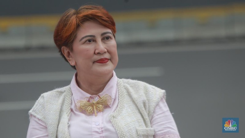 Direktur Utama Perum Damri, Setia N Milatina Moemin; Staf Khusus Presiden Joko Widodo, Angkie Yudistia; Influencer Trend Fashion Rania Maheswari Yamin di acara Top Women Fest 2024. (CNBC Indonesia/Muhamad Sabki)