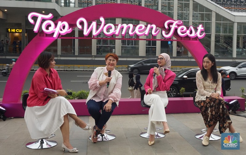 Top Women Fest 2024 Direktur Utama Perum Damri, Setia N Milatina Moemin; Staf Khusus Presiden Joko Widodo, Angkie Yudistia; Influencer Trend Fashion Rania Maheswari Yamin di acara Top Women Fest 2024. (CNBC Indonesia/Muhamad Sabki)