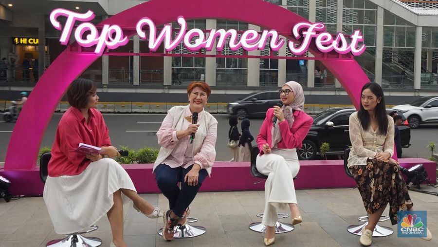 Direktur Utama Perum Damri, Setia N Milatina Moemin; Staf Khusus Presiden Joko Widodo, Angkie Yudistia; Influencer Trend Fashion Rania Maheswari Yamin di acara Top Women Fest 2024. (CNBC Indonesia/Muhamad Sabki)