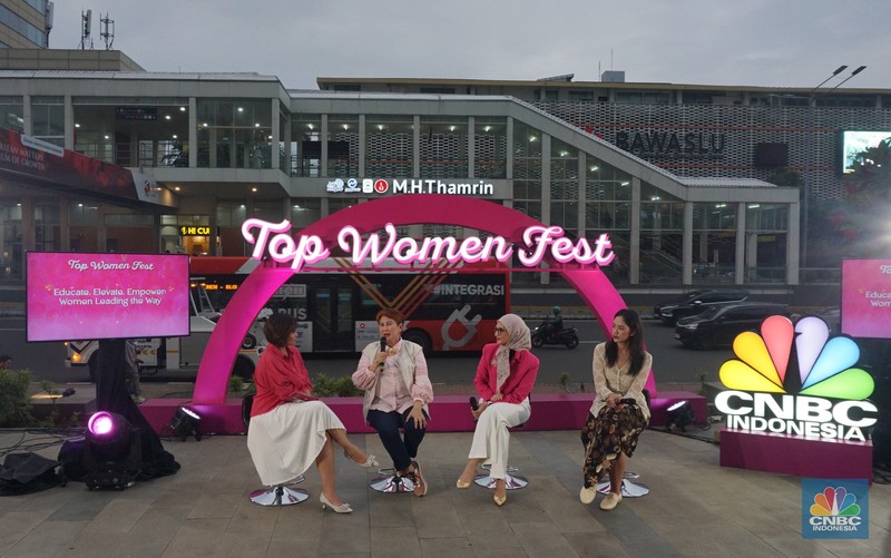 Top Women Fest 2024 Direktur Utama Perum Damri, Setia N Milatina Moemin; Staf Khusus Presiden Joko Widodo, Angkie Yudistia; Influencer Trend Fashion Rania Maheswari Yamin di acara Top Women Fest 2024. (CNBC Indonesia/Muhamad Sabki)