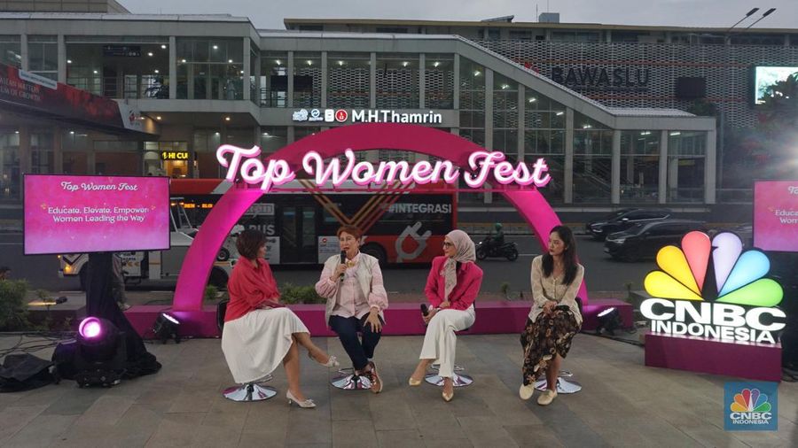 Direktur Utama Perum Damri, Setia N Milatina Moemin; Staf Khusus Presiden Joko Widodo, Angkie Yudistia; Influencer Trend Fashion Rania Maheswari Yamin di acara Top Women Fest 2024. (CNBC Indonesia/Muhamad Sabki)