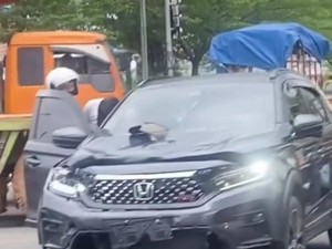 Pemotor di Palembang Tertabrak Mobil Usai Terobos Lampu Merah, 2 Orang Luka