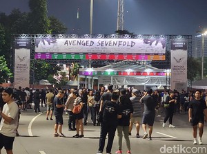 Stadion Madya GBK Menghitam oleh Fans A7X