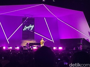 Gen Z Penuhi Area Stage Buat Nonton Laufey di BNI Java Jazz Festival 2024