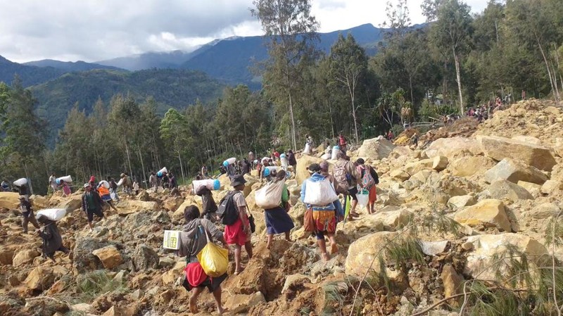 Penduduk setempat berkumpul dan mencari korban di tengah kerusakan akibat tanah longsor di Maip Mulitaka, provinsi Enga, Papua Nugini 24 Mei 2024. (AP/Benjamin Sipa)