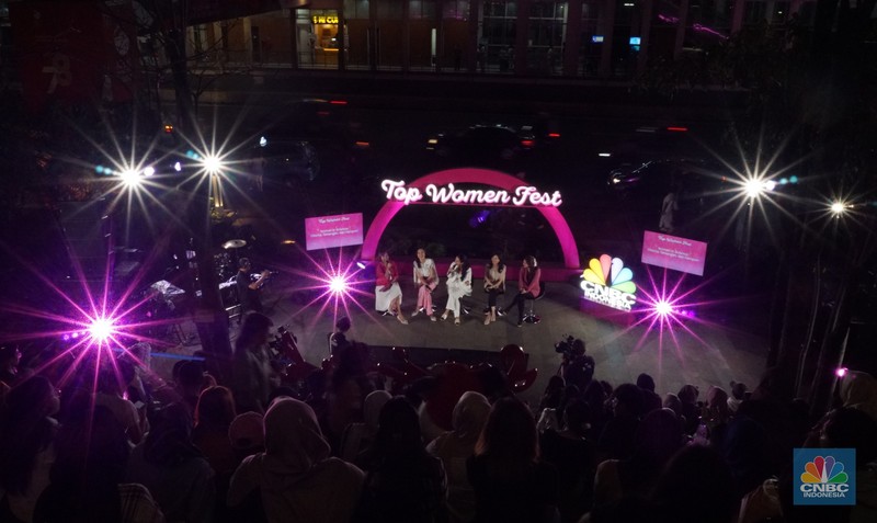 Top Women Fest 2024 Direktur Utama Perum Damri, Setia N Milatina Moemin; Staf Khusus Presiden Joko Widodo, Angkie Yudistia; Influencer Trend Fashion Rania Maheswari Yamin di acara Top Women Fest 2024. (CNBC Indonesia/Muhamad Sabki)
