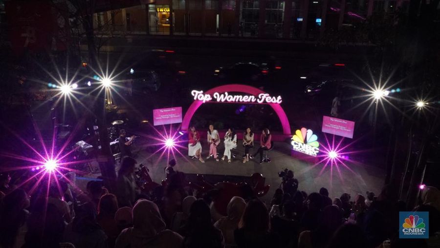 Direktur Utama Perum Damri, Setia N Milatina Moemin; Staf Khusus Presiden Joko Widodo, Angkie Yudistia; Influencer Trend Fashion Rania Maheswari Yamin di acara Top Women Fest 2024. (CNBC Indonesia/Muhamad Sabki)