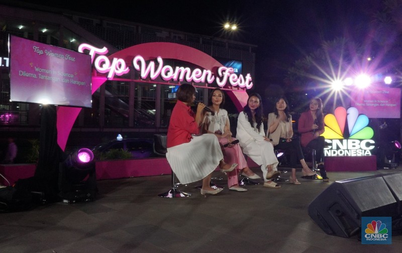 Top Women Fest 2024 Direktur Utama Perum Damri, Setia N Milatina Moemin; Staf Khusus Presiden Joko Widodo, Angkie Yudistia; Influencer Trend Fashion Rania Maheswari Yamin di acara Top Women Fest 2024. (CNBC Indonesia/Muhamad Sabki)
