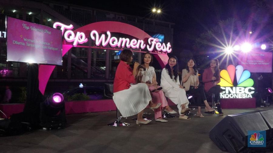 Direktur Utama Perum Damri, Setia N Milatina Moemin; Staf Khusus Presiden Joko Widodo, Angkie Yudistia; Influencer Trend Fashion Rania Maheswari Yamin di acara Top Women Fest 2024. (CNBC Indonesia/Muhamad Sabki)