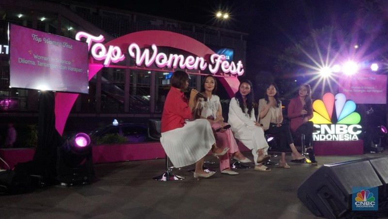 Direktur Utama Perum Damri, Setia N Milatina Moemin; Staf Khusus Presiden Joko Widodo, Angkie Yudistia; Influencer Trend Fashion Rania Maheswari Yamin di acara Top Women Fest 2024. (CNBC Indonesia/Muhamad Sabki)