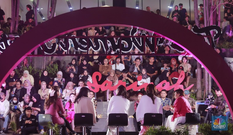 Top Women Fest 2024 Direktur Utama Perum Damri, Setia N Milatina Moemin; Staf Khusus Presiden Joko Widodo, Angkie Yudistia; Influencer Trend Fashion Rania Maheswari Yamin di acara Top Women Fest 2024. (CNBC Indonesia/Muhamad Sabki)