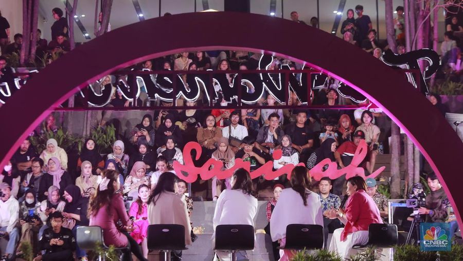 Direktur Utama Perum Damri, Setia N Milatina Moemin; Staf Khusus Presiden Joko Widodo, Angkie Yudistia; Influencer Trend Fashion Rania Maheswari Yamin di acara Top Women Fest 2024. (CNBC Indonesia/Muhamad Sabki)