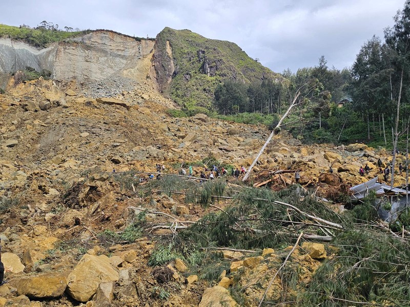 Penduduk setempat berkumpul dan mencari korban di tengah kerusakan akibat tanah longsor di Maip Mulitaka, provinsi Enga, Papua Nugini 24 Mei 2024. (AP/Benjamin Sipa) Penduduk setempat berkumpul dan mencari korban di tengah kerusakan akibat tanah longsor di Maip Mulitaka, provinsi Enga, Papua Nugini 24 Mei 2024. (AP/Benjamin Sipa)