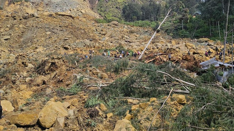 Penduduk setempat berkumpul dan mencari korban di tengah kerusakan akibat tanah longsor di Maip Mulitaka, provinsi Enga, Papua Nugini 24 Mei 2024. (AP/Benjamin Sipa)