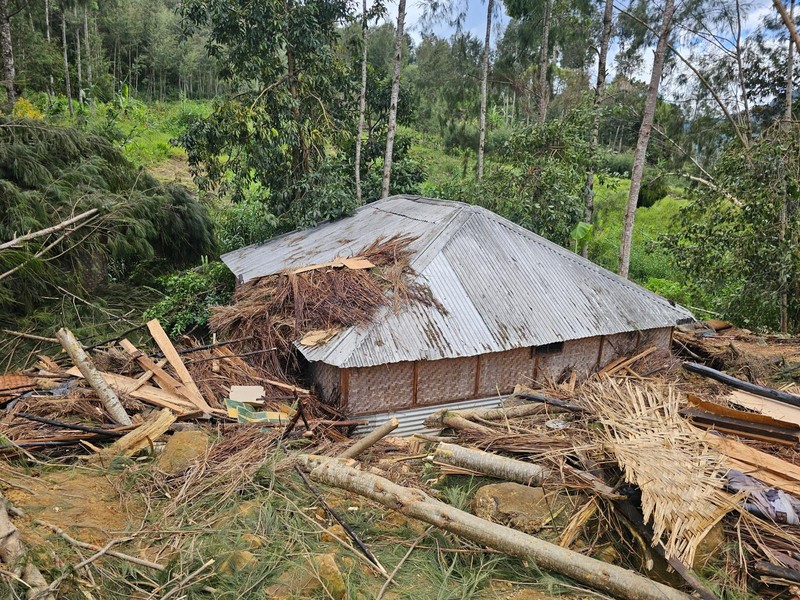 Penduduk setempat berkumpul dan mencari korban di tengah kerusakan akibat tanah longsor di Maip Mulitaka, provinsi Enga, Papua Nugini 24 Mei 2024. (AP/Benjamin Sipa)