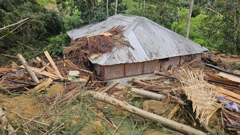 Penduduk setempat berkumpul dan mencari korban di tengah kerusakan akibat tanah longsor di Maip Mulitaka, provinsi Enga, Papua Nugini 24 Mei 2024. (AP/Benjamin Sipa)