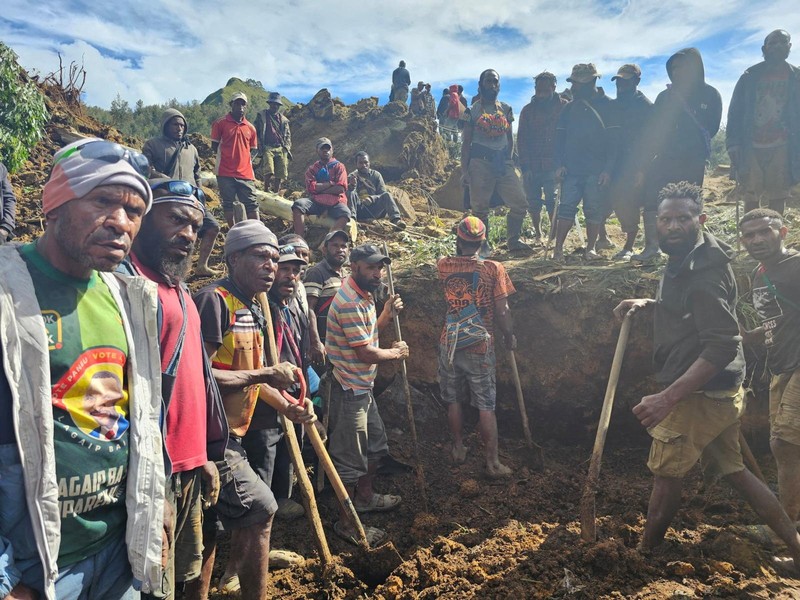Penduduk setempat berkumpul dan mencari korban di tengah kerusakan akibat tanah longsor di Maip Mulitaka, provinsi Enga, Papua Nugini 24 Mei 2024. (AP/Benjamin Sipa) Penduduk setempat berkumpul dan mencari korban di tengah kerusakan akibat tanah longsor di Maip Mulitaka, provinsi Enga, Papua Nugini 24 Mei 2024. (AP/Benjamin Sipa)